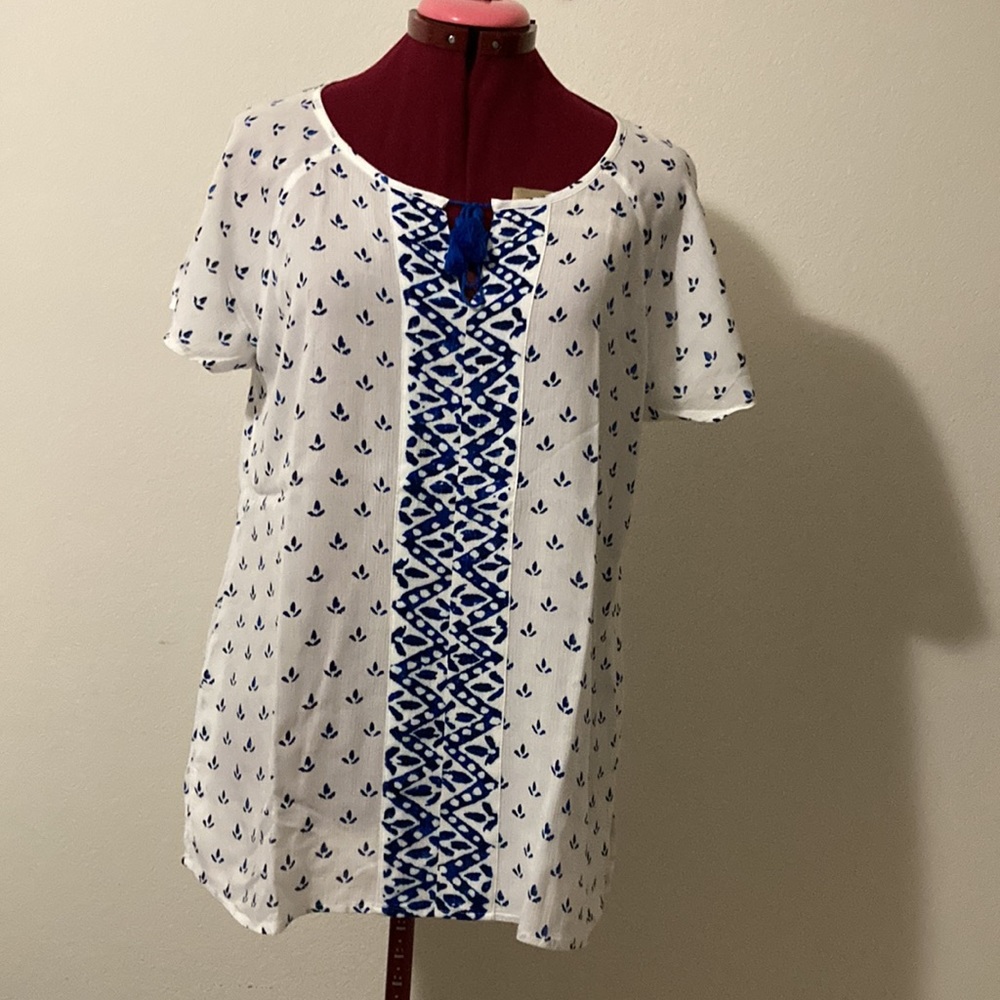 Liz Claiborne white & blue round neck blouse size Large. Raglan cap sleeves.